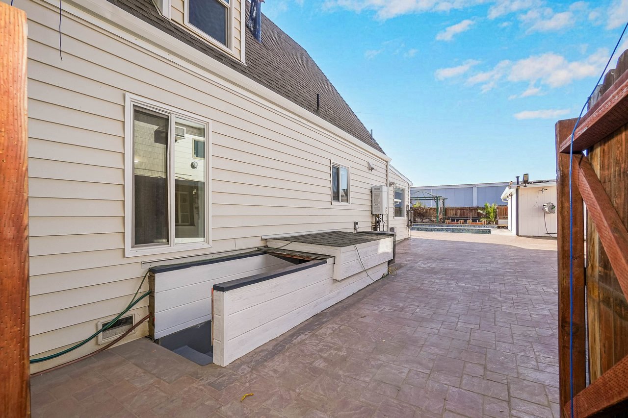 2 4th Avenue Smaller 048