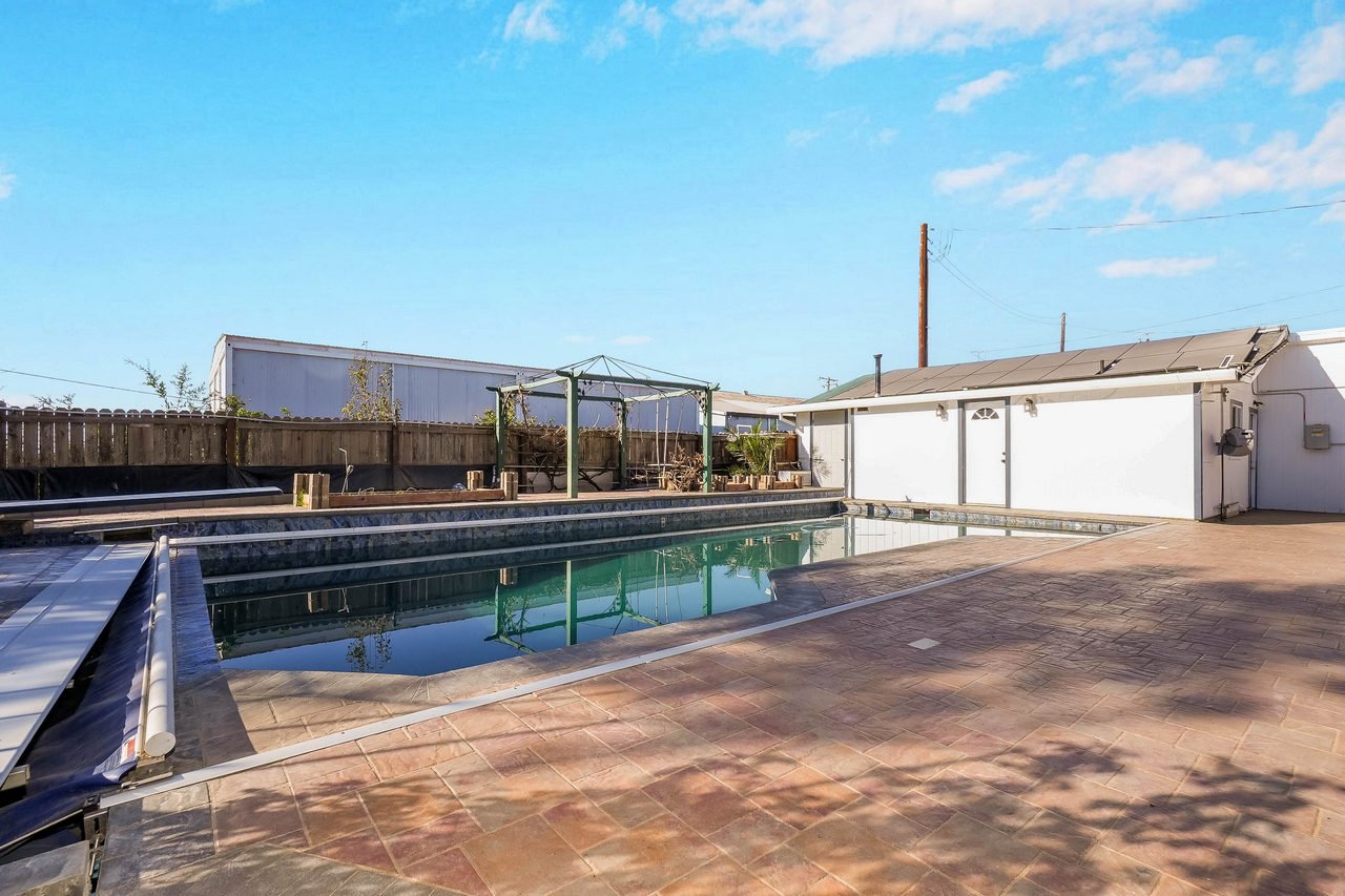 2 4th Avenue Smaller 054