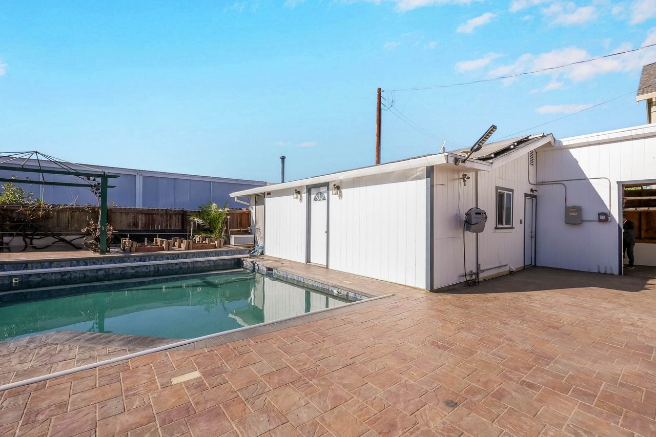 2 4th Avenue Smaller 078